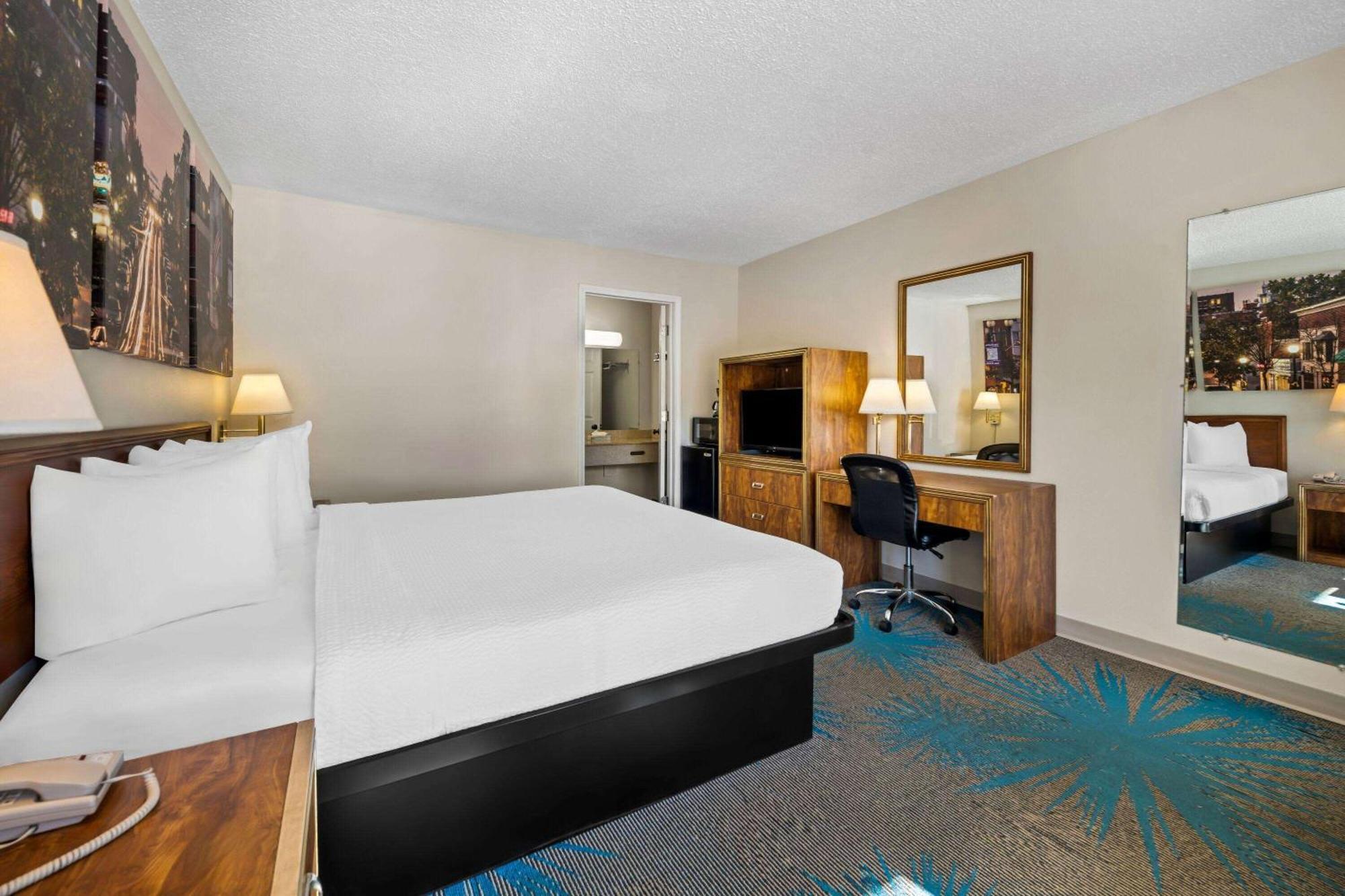 Days Inn By Wyndham Dubuque Exteriör bild