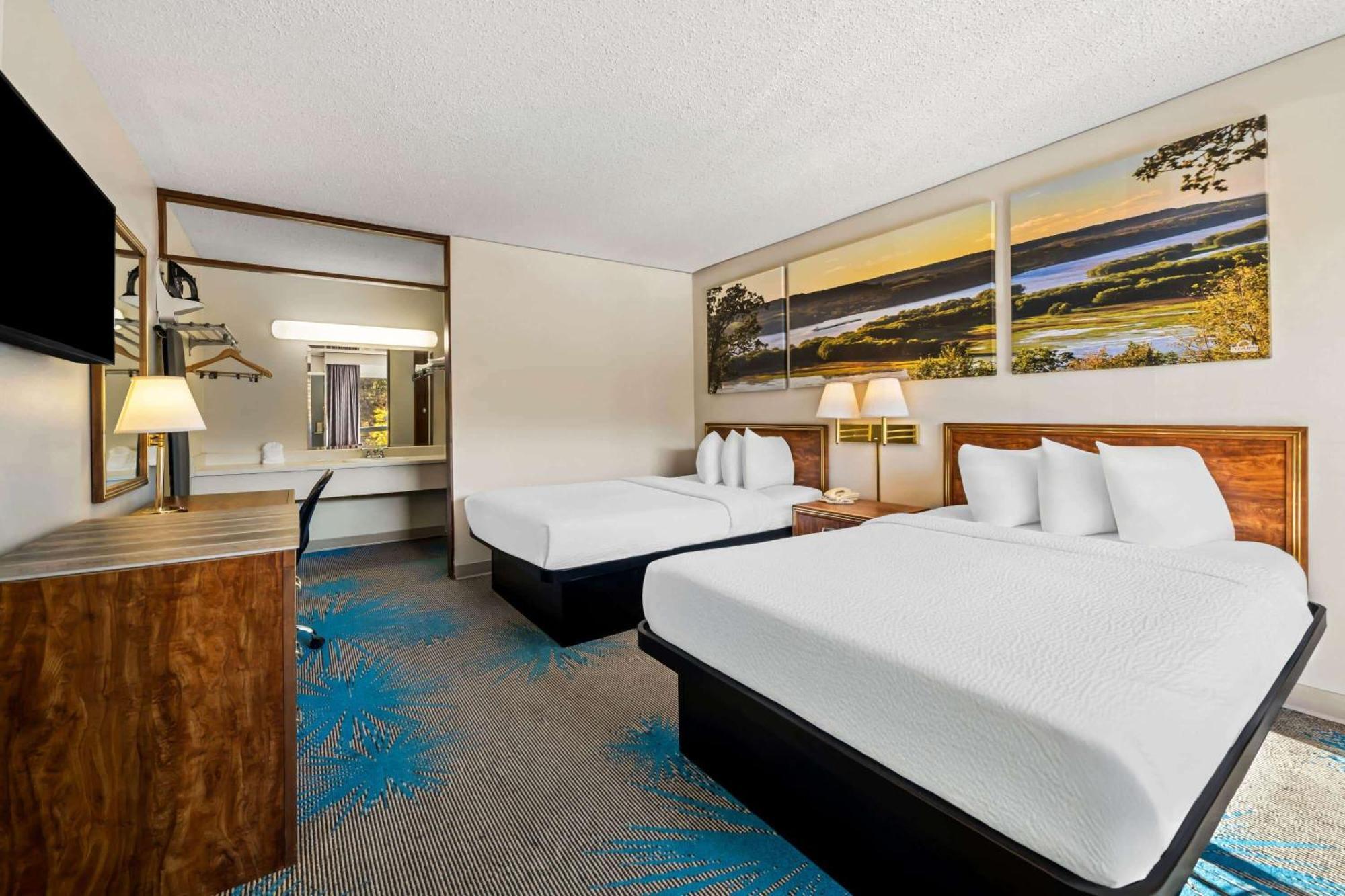 Days Inn By Wyndham Dubuque Exteriör bild