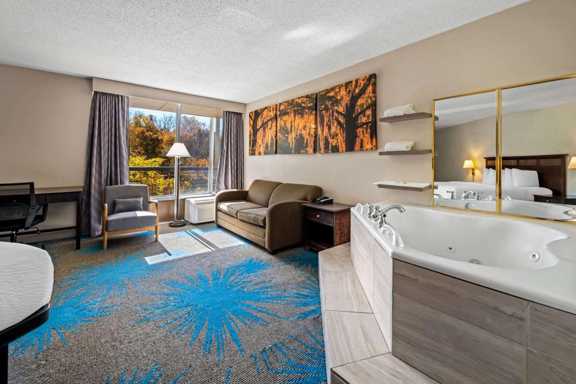 Days Inn By Wyndham Dubuque Exteriör bild
