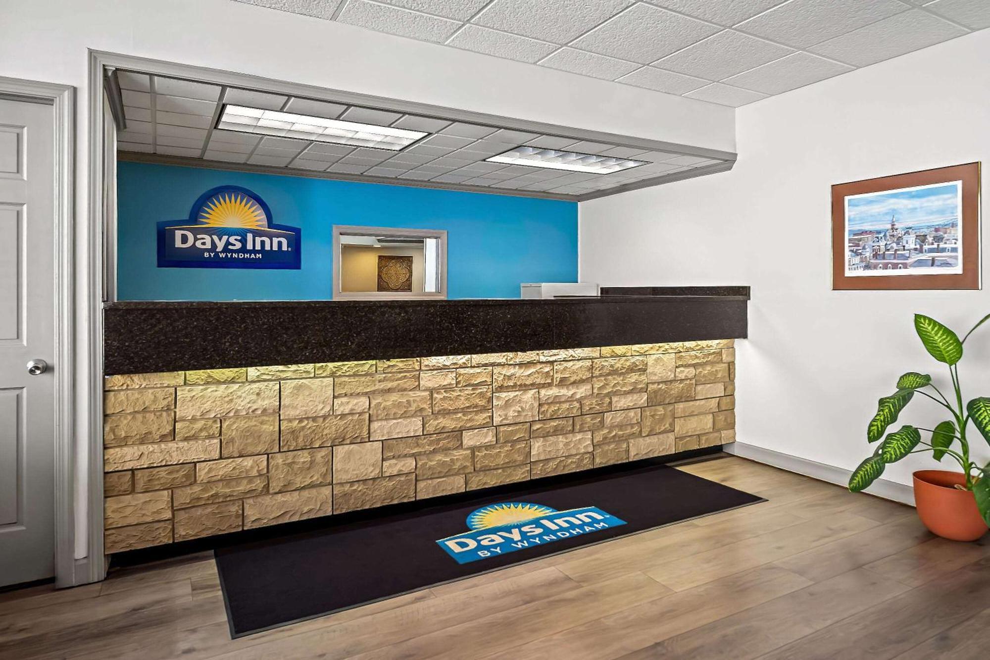 Days Inn By Wyndham Dubuque Exteriör bild