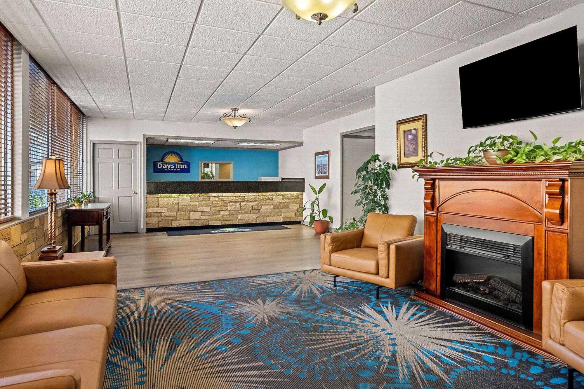 Days Inn By Wyndham Dubuque Exteriör bild