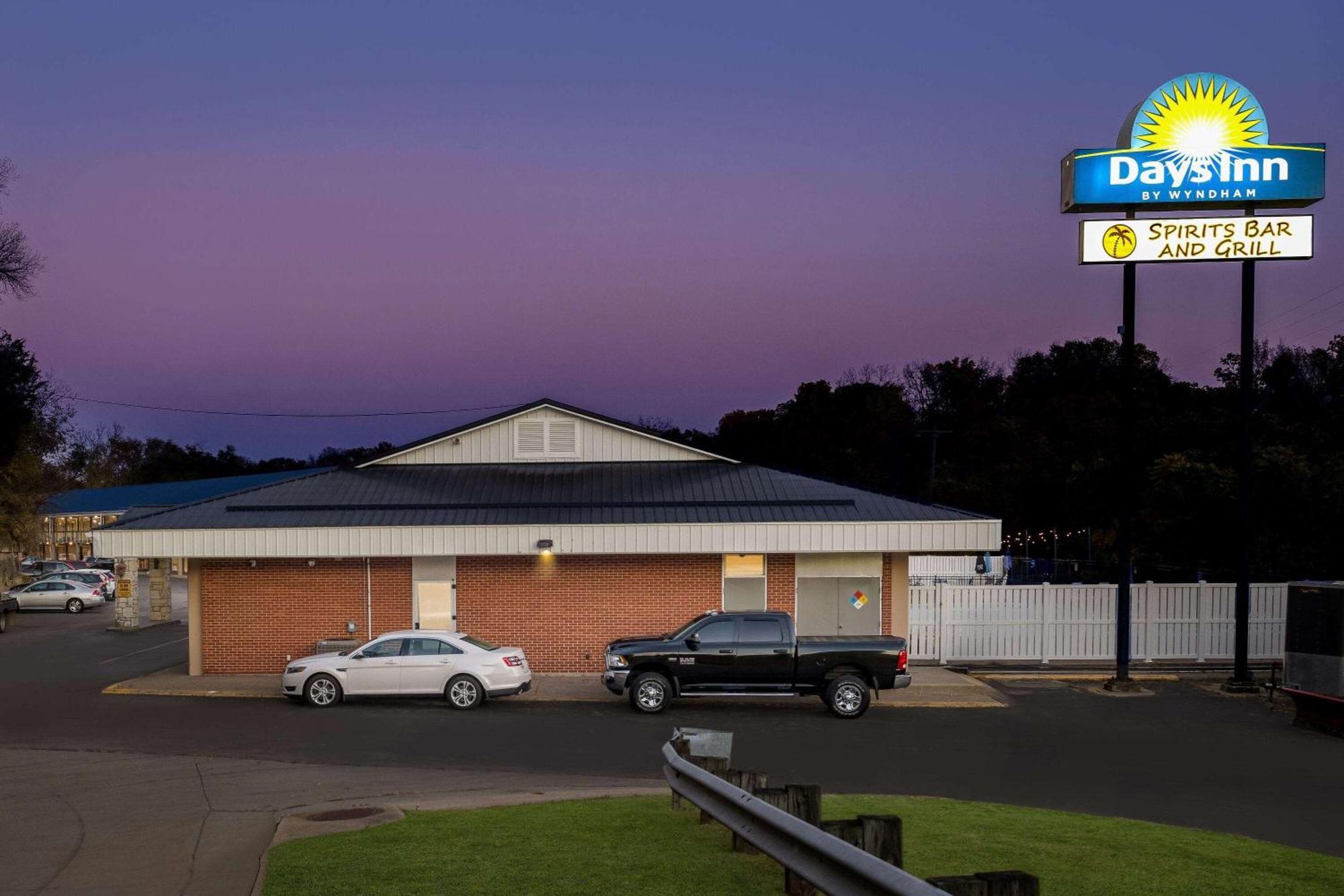 Days Inn By Wyndham Dubuque Exteriör bild