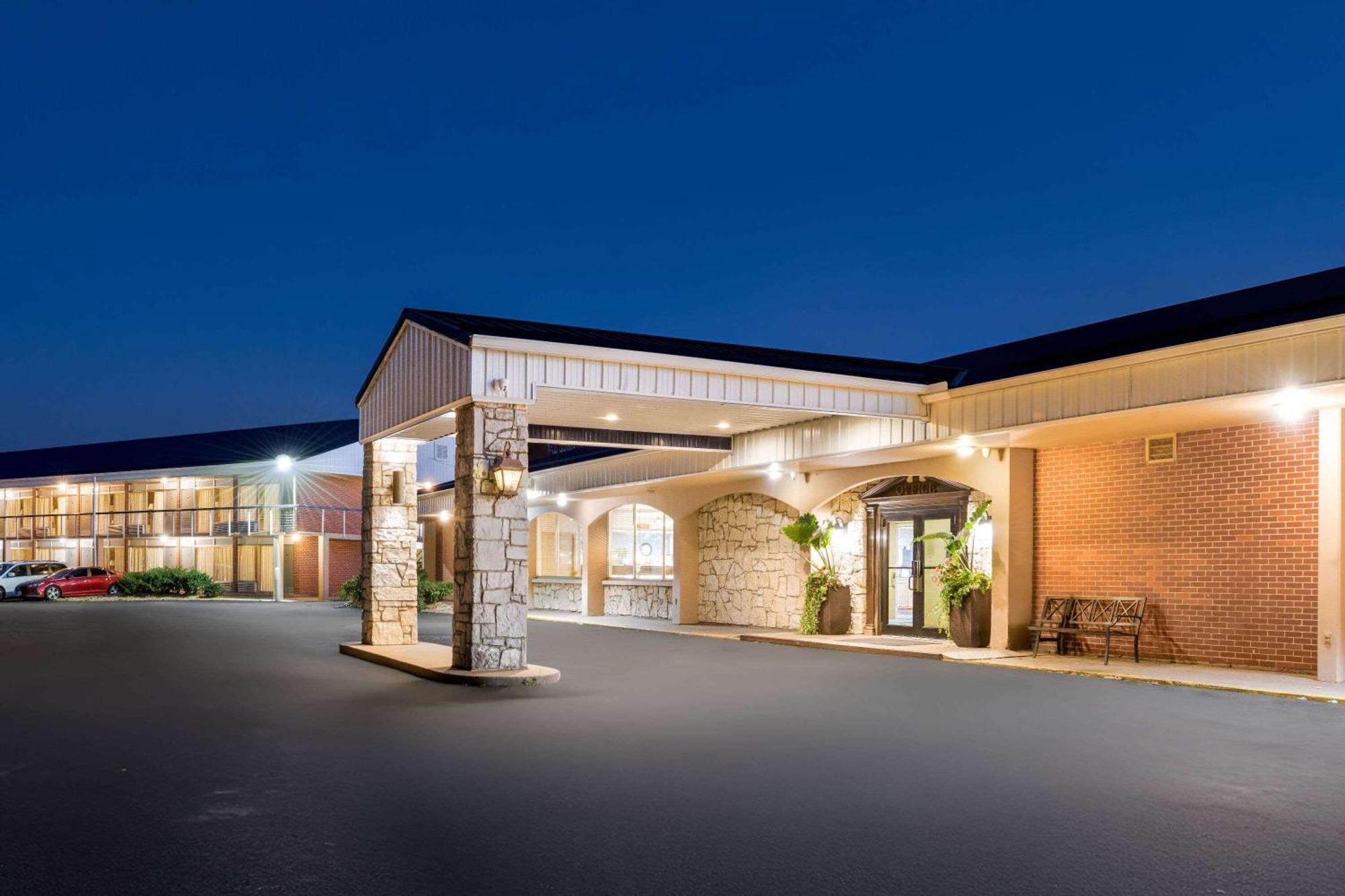 Days Inn By Wyndham Dubuque Exteriör bild